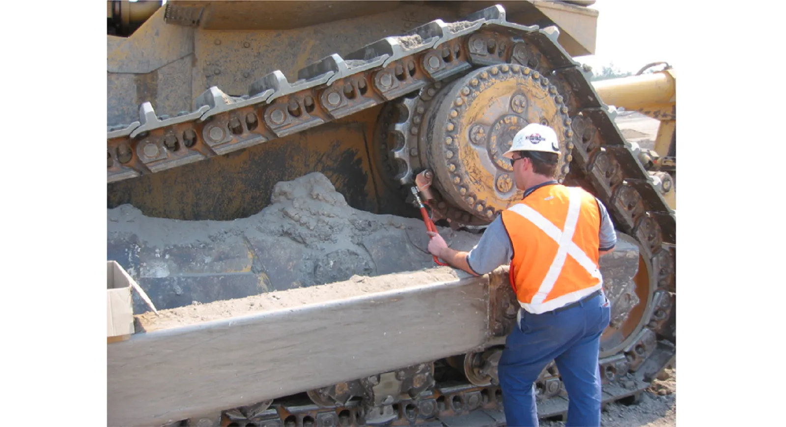 FEA analysis of a segmented sprocket system D11 Caterpillar - FEA Consulting Engineers, Portland, Oregon